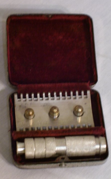 Travel Razor in Case, Marked Andoa Germany from about 1930