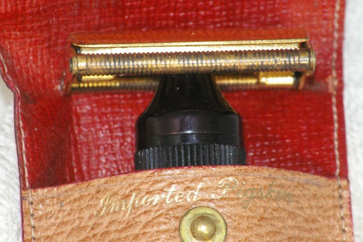 Stahly Live Blade Vibrating Razor in case and box, about 1945