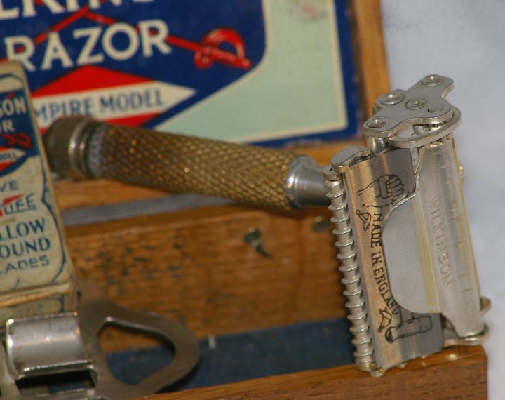 Wilkinson Sword Empire Model Razor in Wood Case, about 1933 - Click Image to Close