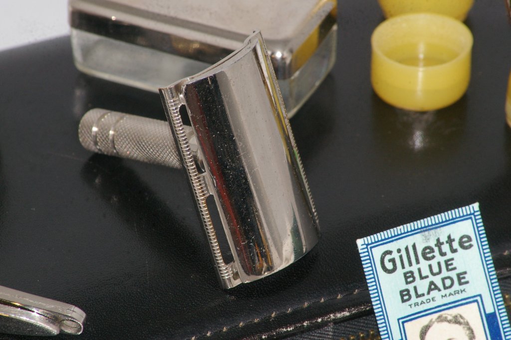 Alpha Travel Razor and Case from 1930s