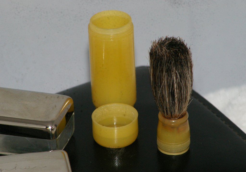 Alpha Travel Razor and Case from 1930s - Click Image to Close