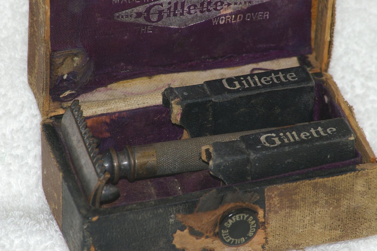 Gillette Double Ring Safety Razor from 1905 [Razor711GilletteDoubleRing1905