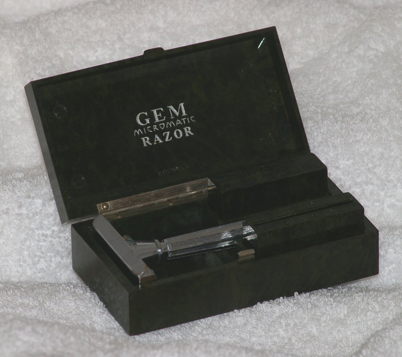 GEM Open Comb Micromatic OCMM in Green Bakelite Case 1935 - Click Image to Close